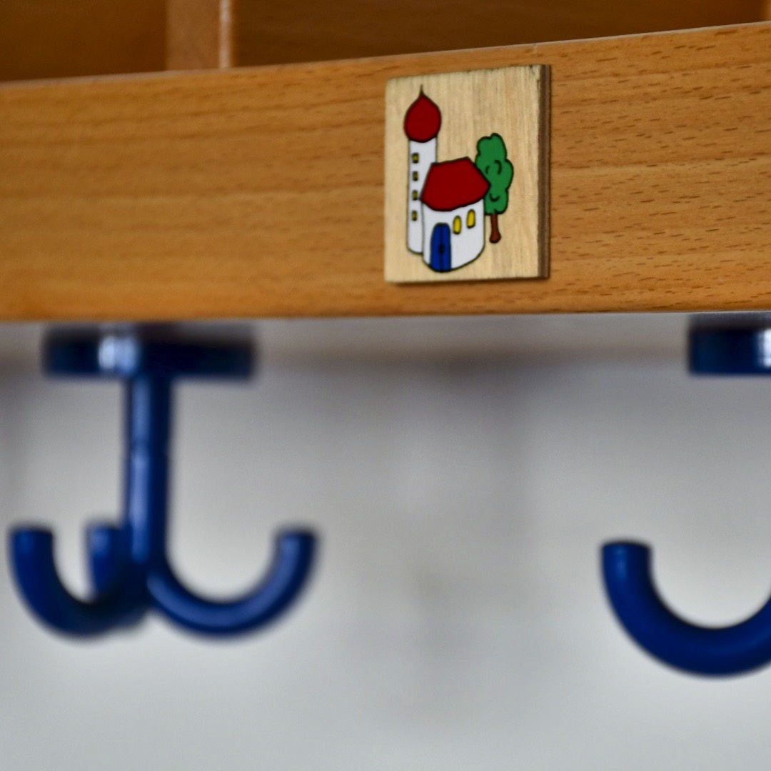 Garderoben Haken mit Symbol im Kindergarten Aufkirchen