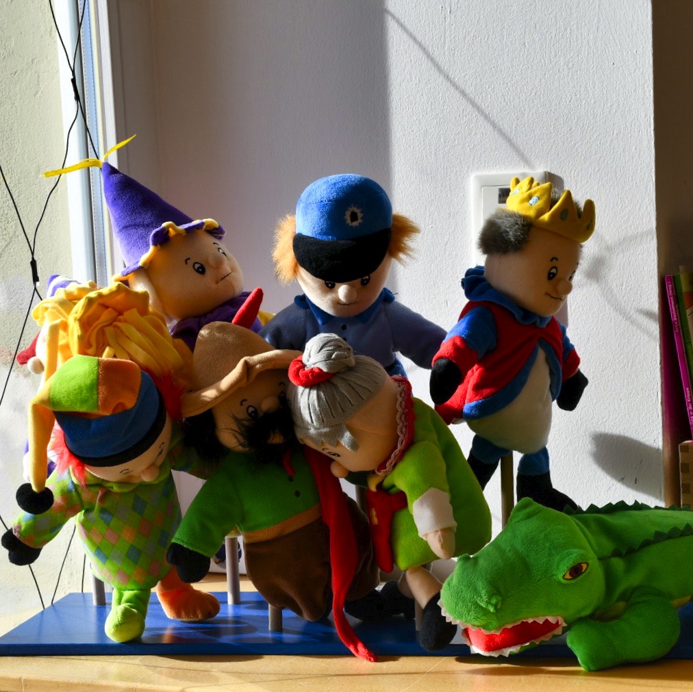 Spielfiguren in einem Gruppenraum